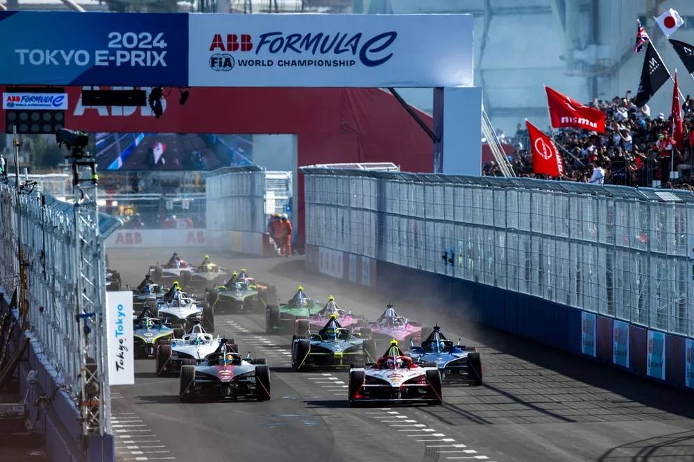 Oliver Rowland, Nissan, leads the way at the start