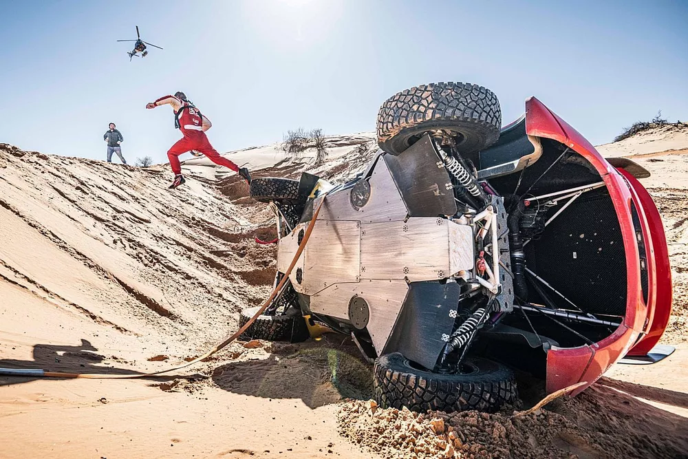 #201 Bahrain Raid Xtreme Prodrive: Sebastien Loeb, Fabian Lurquin, crash
