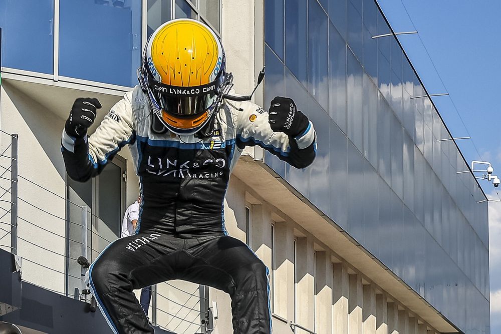 Ganador de la carrera Santiago Urrutia, Cyan Performance Lynk & Co, Lynk & Co 03 TCR