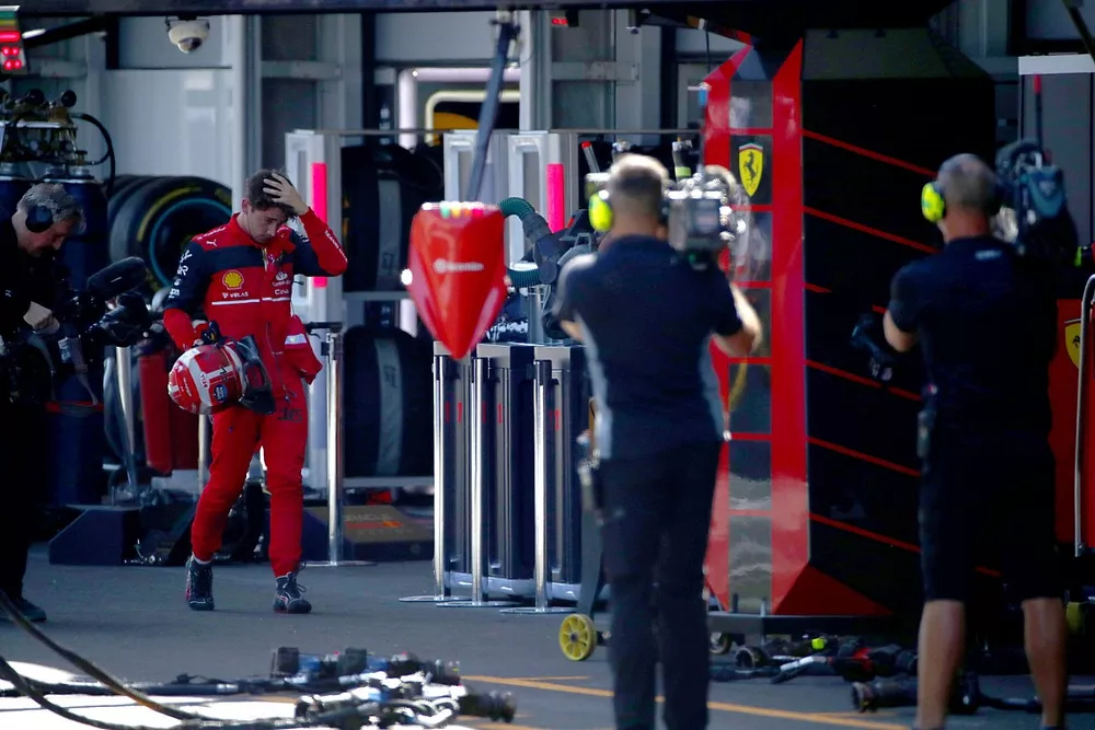 Charles Leclerc, de Ferrari, regresa a su garaje tras retirarse de la carrera