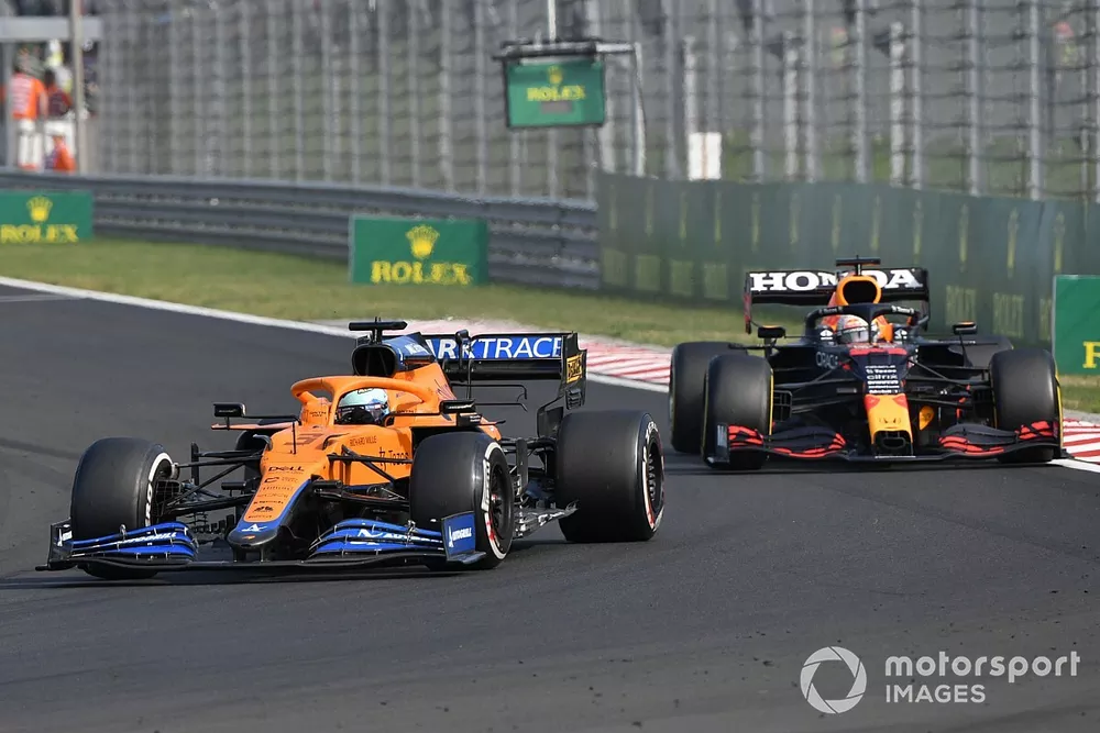 Daniel Ricciardo, McLaren MCL35M, Max Verstappen, Red Bull Racing RB16B