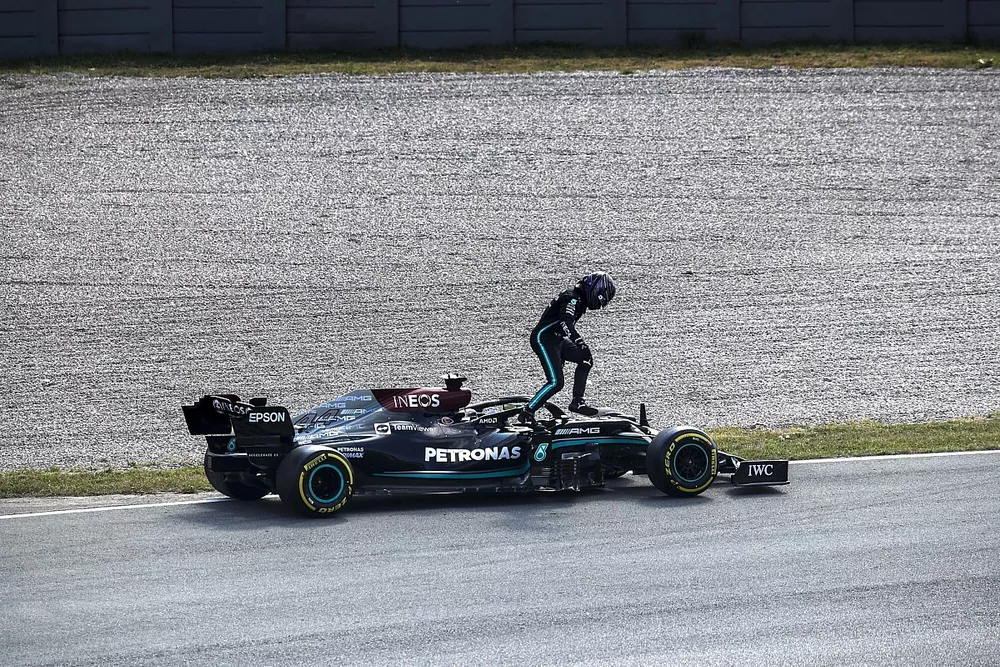 Lewis Hamilton, Mercedes W12, breaks down during FP2