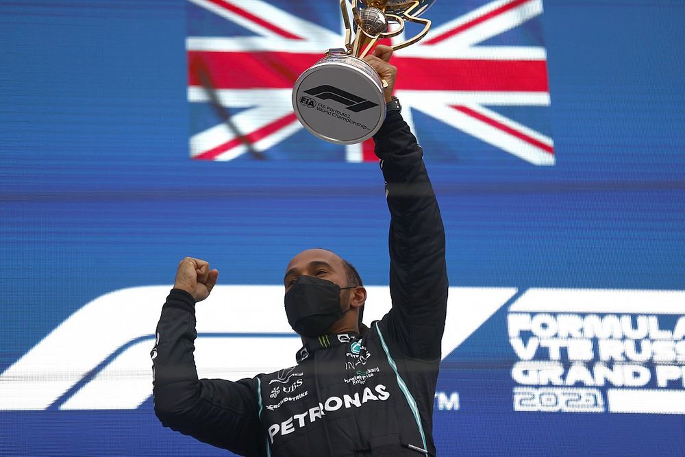 Podio: ganador Lewis Hamilton, Mercedes