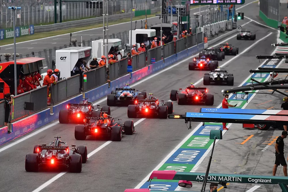 The cars leave the pits during qualifying