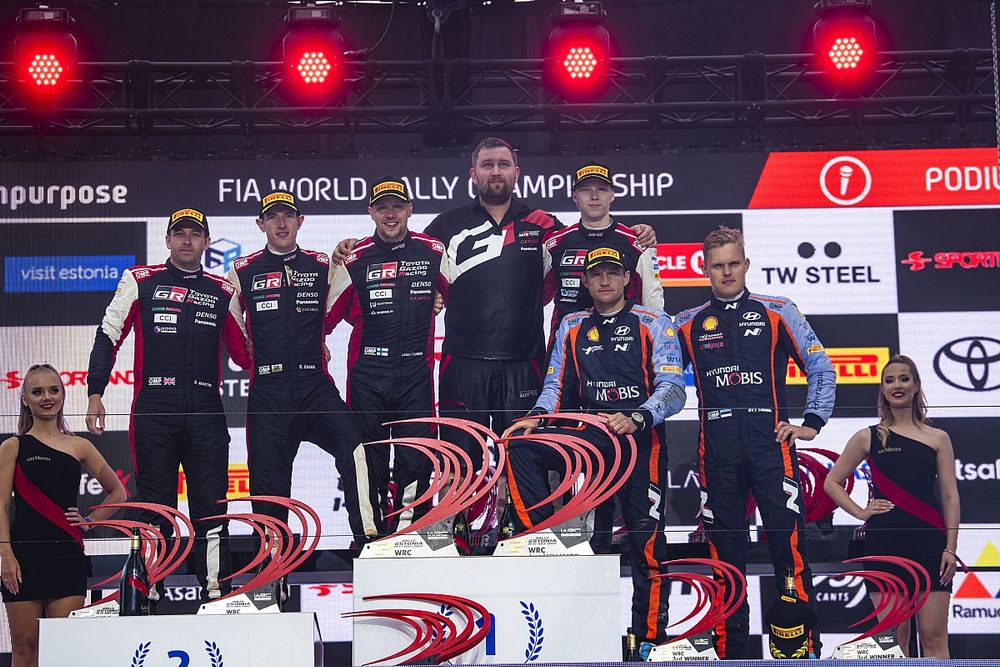 Podio: ganadores Kalle Rovanpera, Jonne Halttunen, Toyota Gazoo Racing WRT Toyota GR Yaris Rally1, segundo lugar, Elfyn Evans, Scott Martin, Toyota Gazoo Racing WRT Toyota GR Yaris Rally1, tercer lugar, Ott Tanak, Martin Jarveoja, Hyundai World Rally Team Hyundai i20 N Rally1