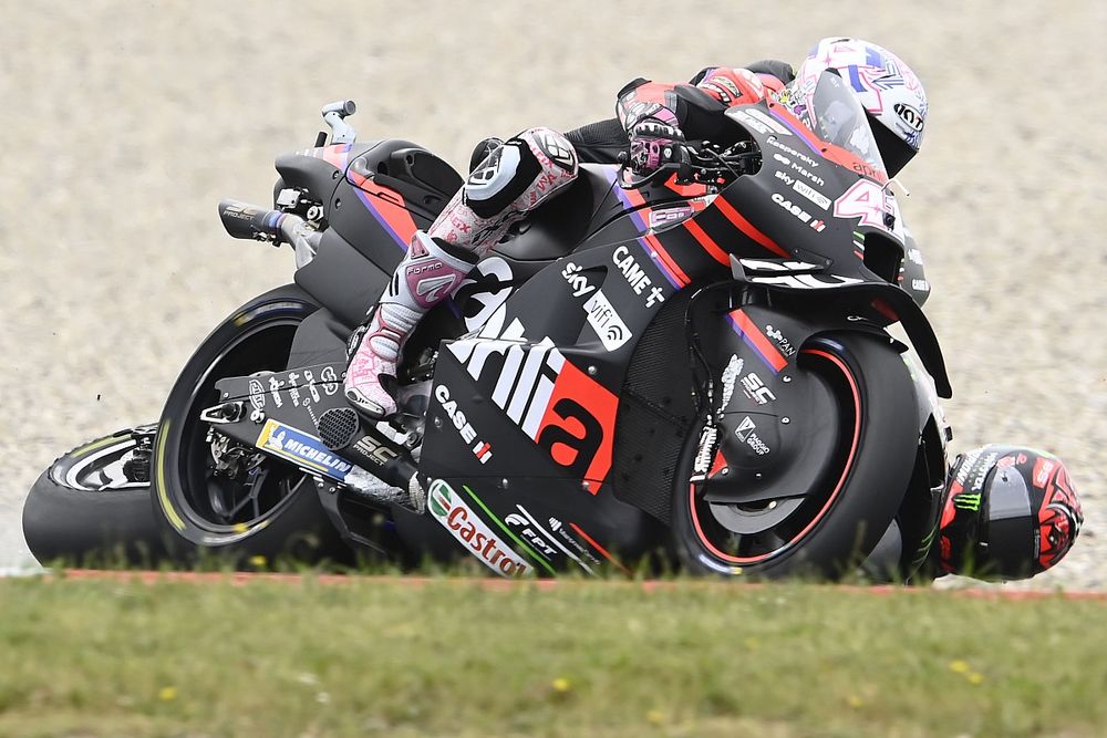 Aleix Espargaro, Aprilia Racing Team, Fabio Quartararo, Yamaha Factory Racing crash