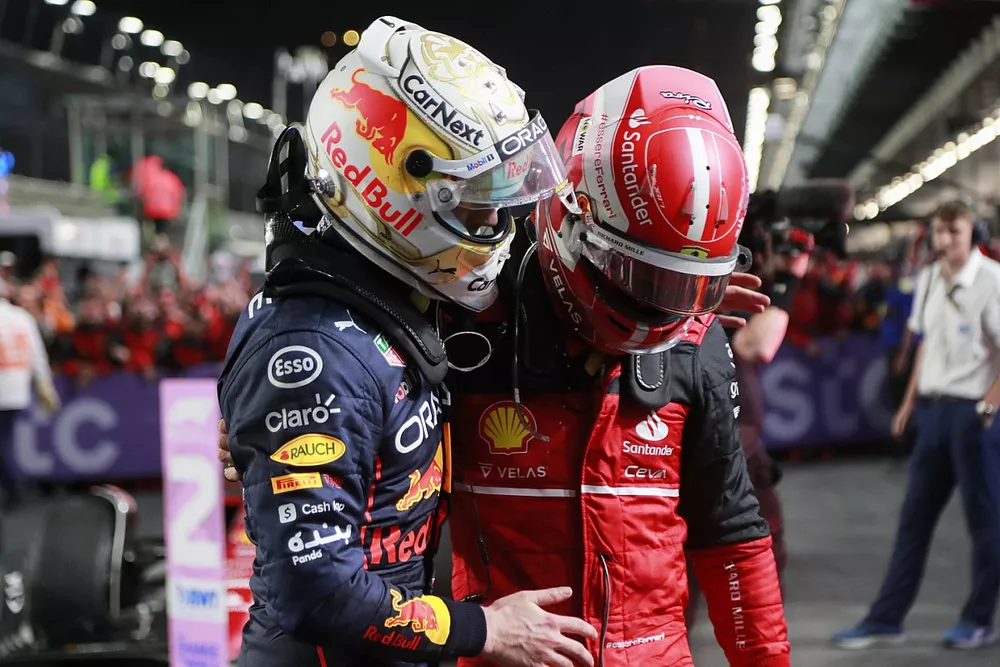 Ganador Max Verstappen, Red Bull Racing, segundo lugar Charles Leclerc, Ferrari, se felicitan en Parc Ferme