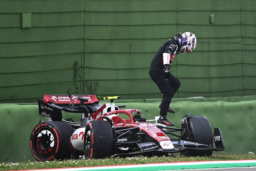 Zhou Guanyu, del equipo Alfa Romeo F1, sale de su coche da&ntilde;ado