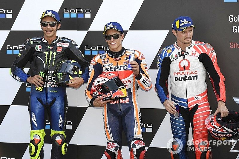 Ganador de la pole Marc Márquez, Repsol Honda Team, segundo Valentino Rossi, Yamaha Factory Racing, y tercero Jack Miller, Pramac Racing