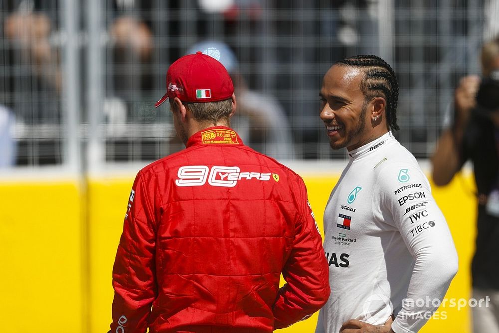 Ganador de la pole Sebastian Vettel, Ferrari y Lewis Hamilton, Mercedes AMG F1 en Parc Ferme 