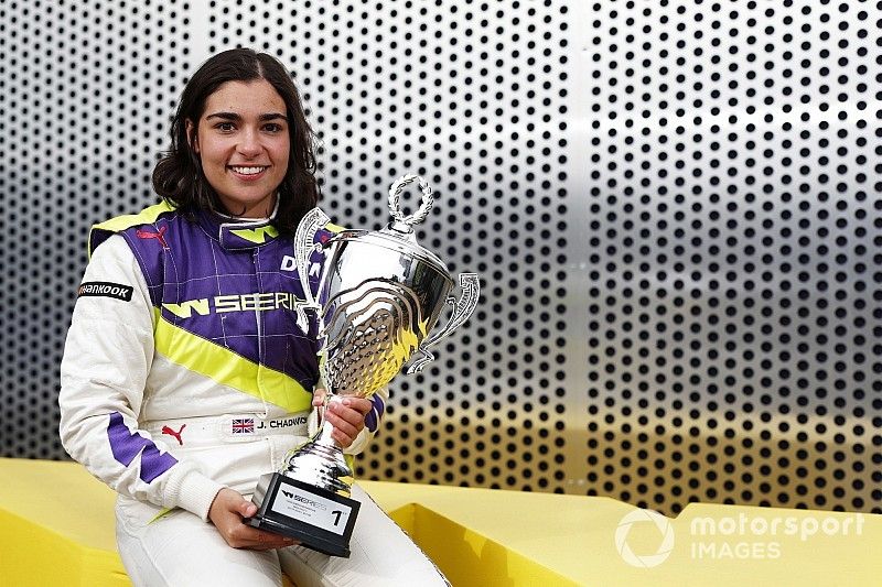 Jamie Chadwick celebra despu&eacute;s de ganar la carrera