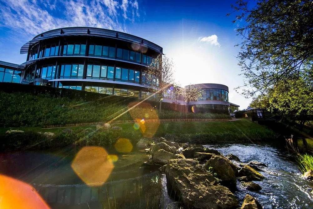 L'usine Mercedes &agrave; Brackley