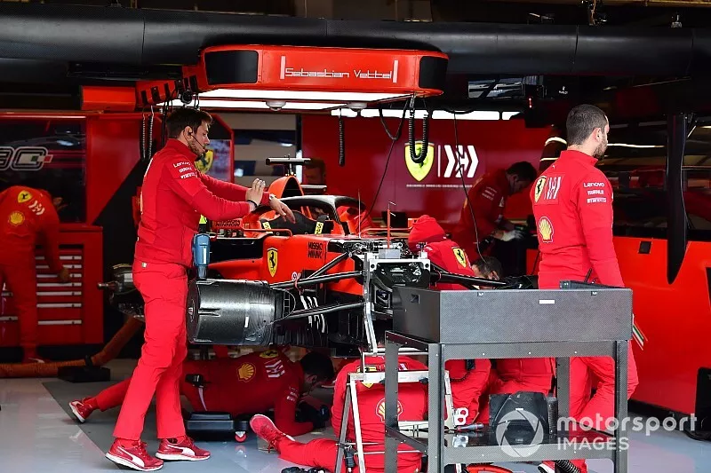 Les mécaniciens travaillent sur la voiture de Sebastian Vettel, Ferrari SF90