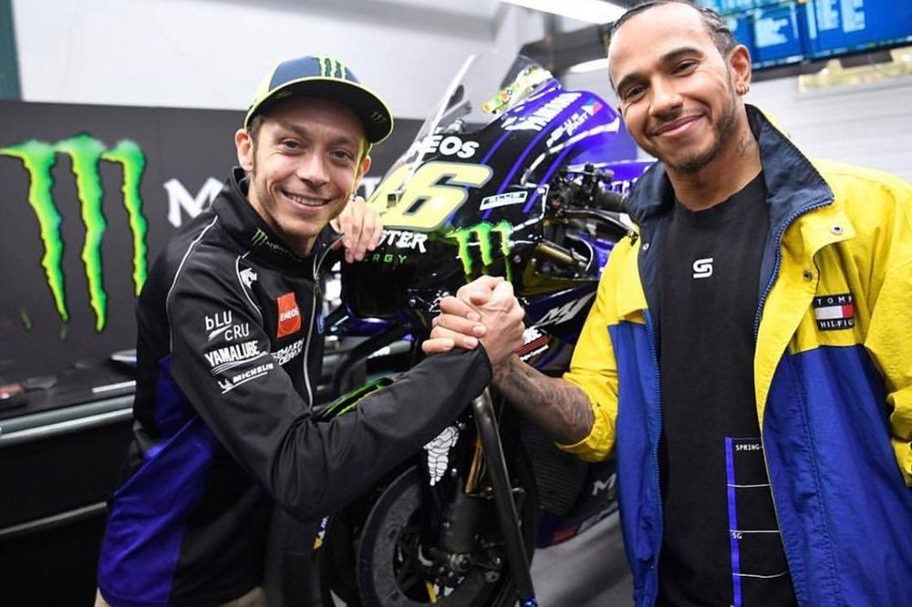 Valentino Rossi, Yamaha Factory Racing con Lewis Hamilton, Mercedes AMG F1