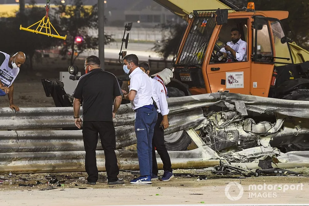 Michael Masi, Direttore di Gara, FIA, sulla scena dell'incidente di Romain Grosjean, Haas VF-20
