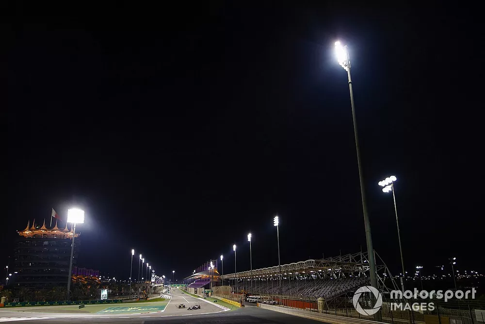 Kevin Magnussen, Haas VF-20, Esteban Ocon, Renault F1 Team R.S.20
