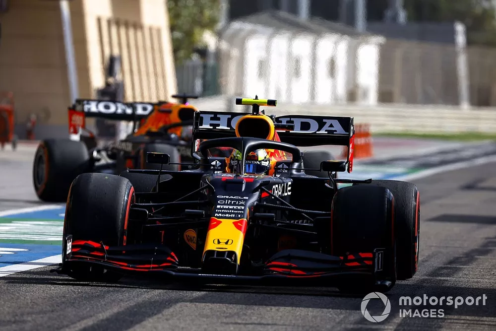 Sergio Perez, Red Bull Racing RB16B, Max Verstappen, Red Bull Racing RB16B, sortent de leurs garages