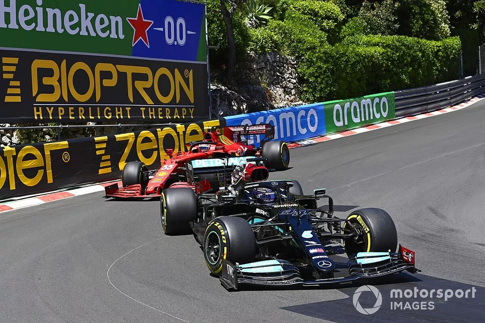 Lewis Hamilton, Mercedes W12, Carlos Sainz Jr., Ferrari SF21