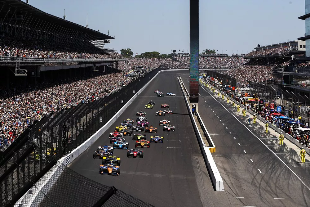 Scott Dixon, Chip Ganassi Racing Honda leads the field at race start