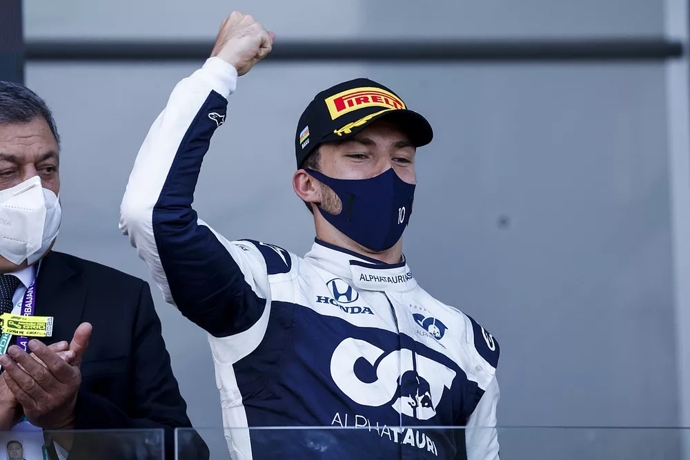 Pierre Gasly, AlphaTauri, troisi&egrave;me, sur le podium
