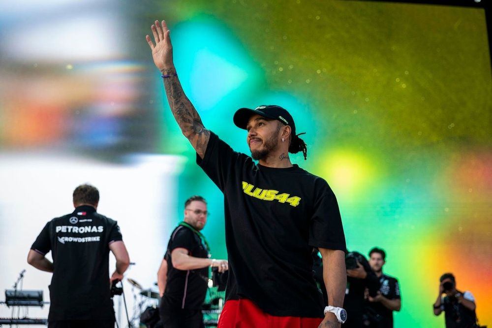 Lewis Hamilton, equipo Mercedes-AMG F1, en el escenario