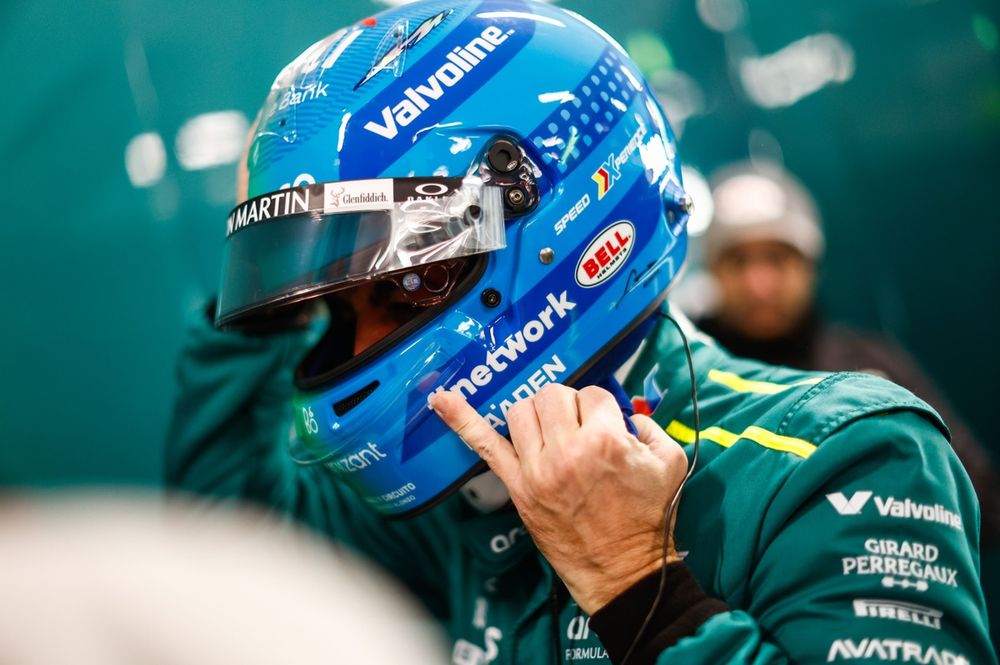 Fernando Alonso, Aston Martin F1 Team, se pone el casco