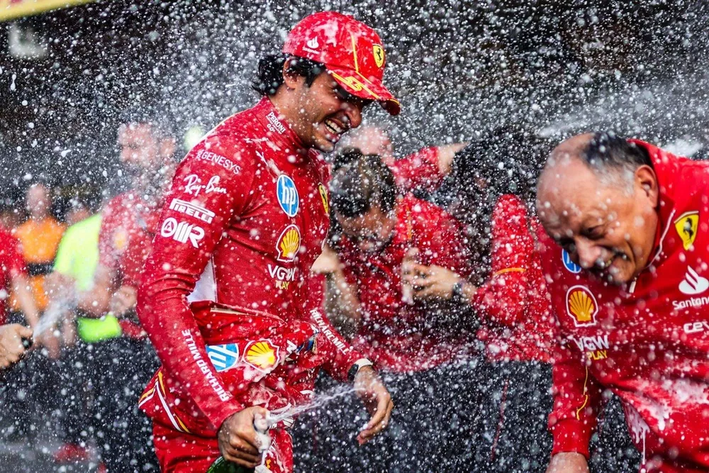 Carlos Sainz, Ferrari, Frederic Vasseur, Team Principal and General Manager, Scuderia Ferrari