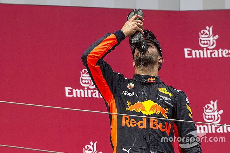 Podium: tercero, Daniel Ricciardo, Red Bull Racing celebra haciendo el shoey
