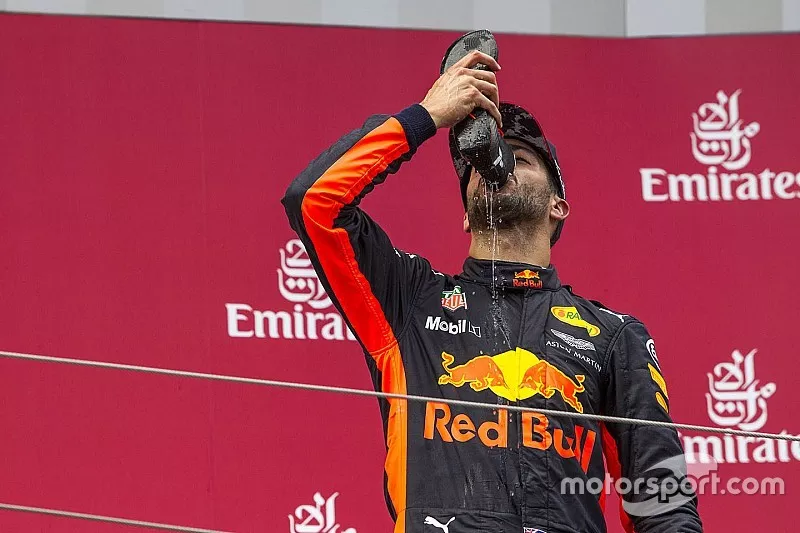 Podium: tercero, Daniel Ricciardo, Red Bull Racing celebra haciendo el shoey