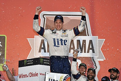 Keselowski sobrevive a caos e vence em Talladega