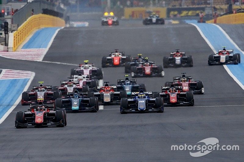 George Russell, ART Grand Prix, delante de Sergio Sette Camara, Carlin en la salida