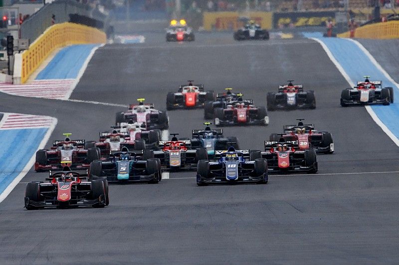 George Russell, ART Grand Prix, Sergio Sette Camara, Carlin y el resto de los autos al inicio