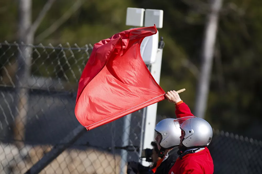 Un Marshall sventola l bandiera rossa