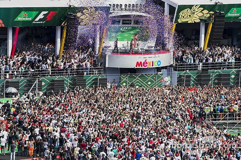 Podium: ganador, Max Verstappen, Red Bull Racing, segundo, Valtteri Bottas, Mercedes AMG F1, tercero, Kimi Raikkonen, Ferrari