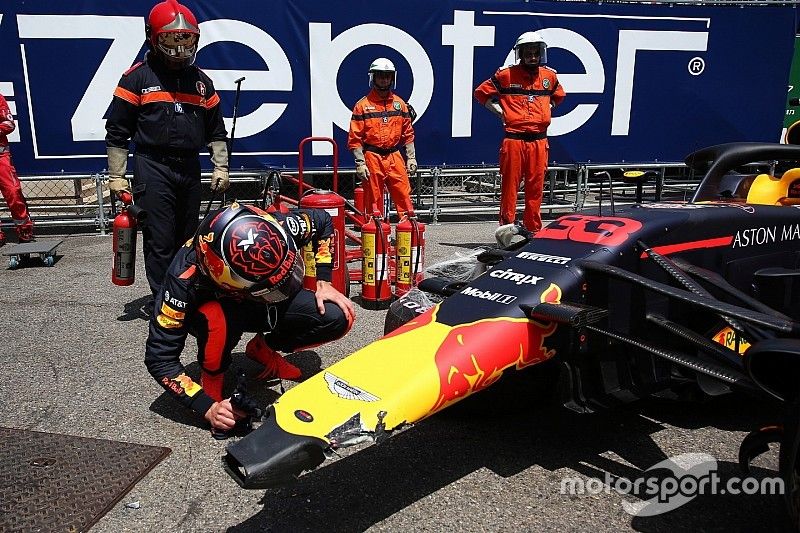 Max Verstappen, Red Bull Racing RB14 mira su coche accidentado