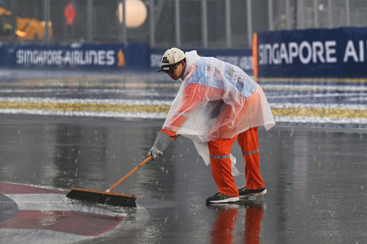 F1 Singapore GP Qualifying Delayed Due to Rain Disruption