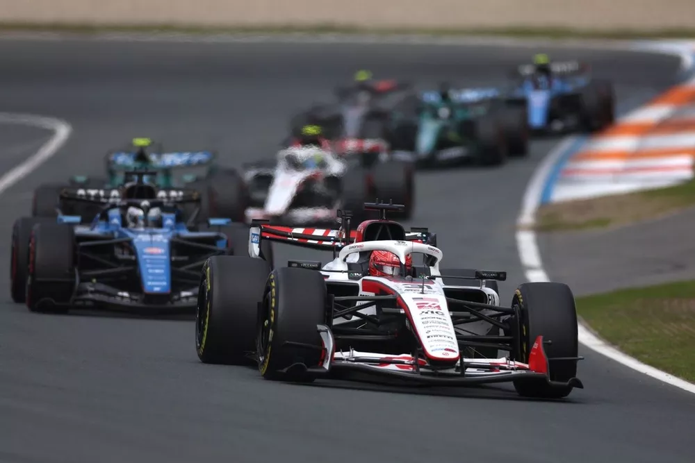Alexander Albon, Williams, Esteban Ocon, Haas F1 Team