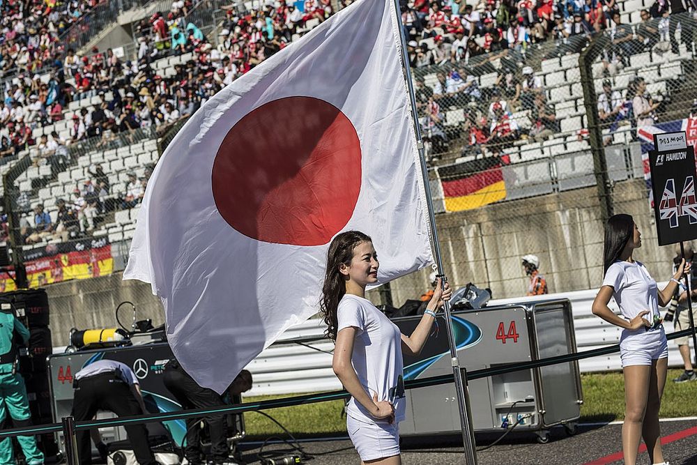 Chica de la parrilla con la bandera de Japón