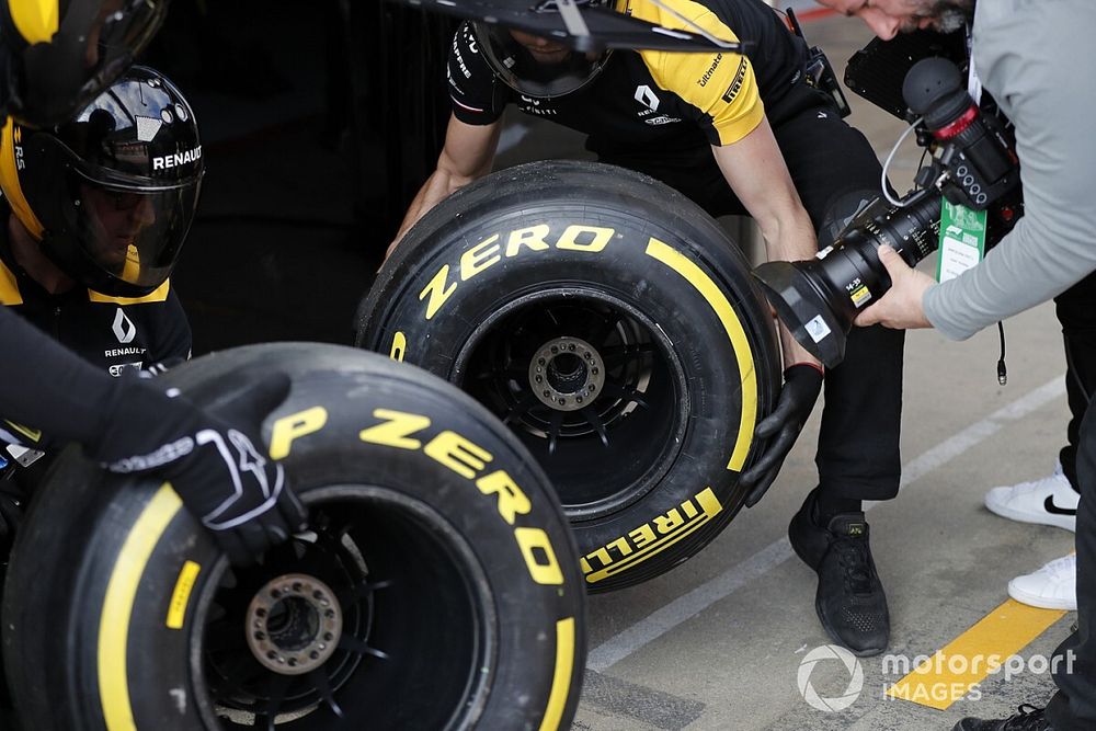 Mecánica del Renault F1 Team con neumáticos Pirelli y cámara.