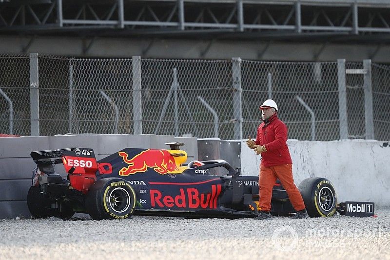 Pierre Gasly, Red Bull Racing RB15 en la grava después de chocar contra la barrera