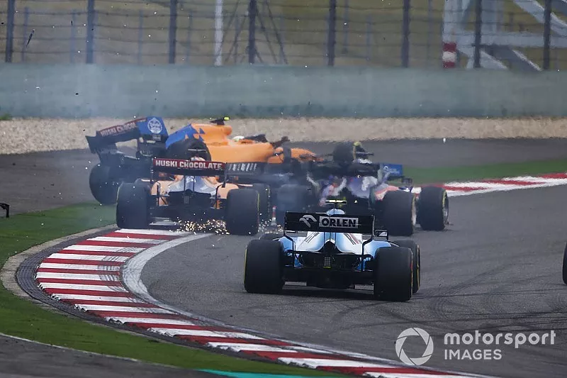 Daniil Kvyat, Toro Rosso STR14, crash met Carlos Sainz Jr., McLaren MCL34, en Lando Norris, McLaren MCL34