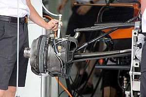 La suspensi&oacute;n de McLaren con soporte doble que sigue la idea de Mercedes