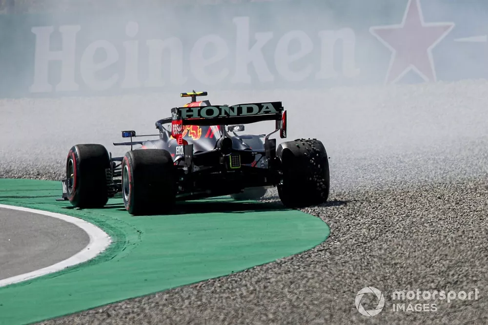 Sergio Perez, Red Bull Racing RB16B, fait un t&ecirc;te-&agrave;-queue durant les qualifications