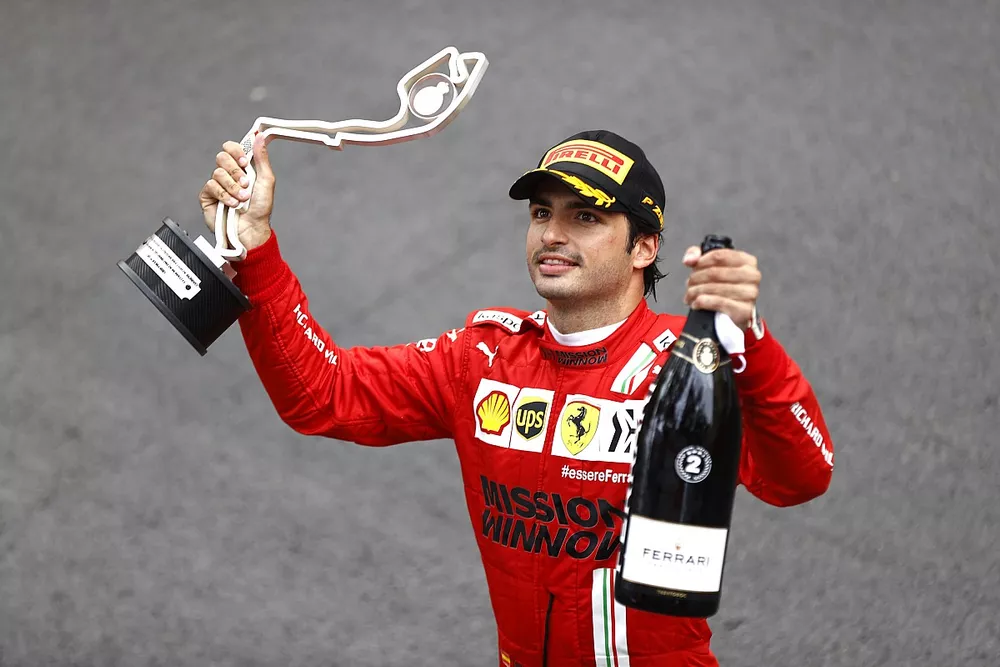 Segundo lugar Carlos Sainz Jr., Ferrari, celebra