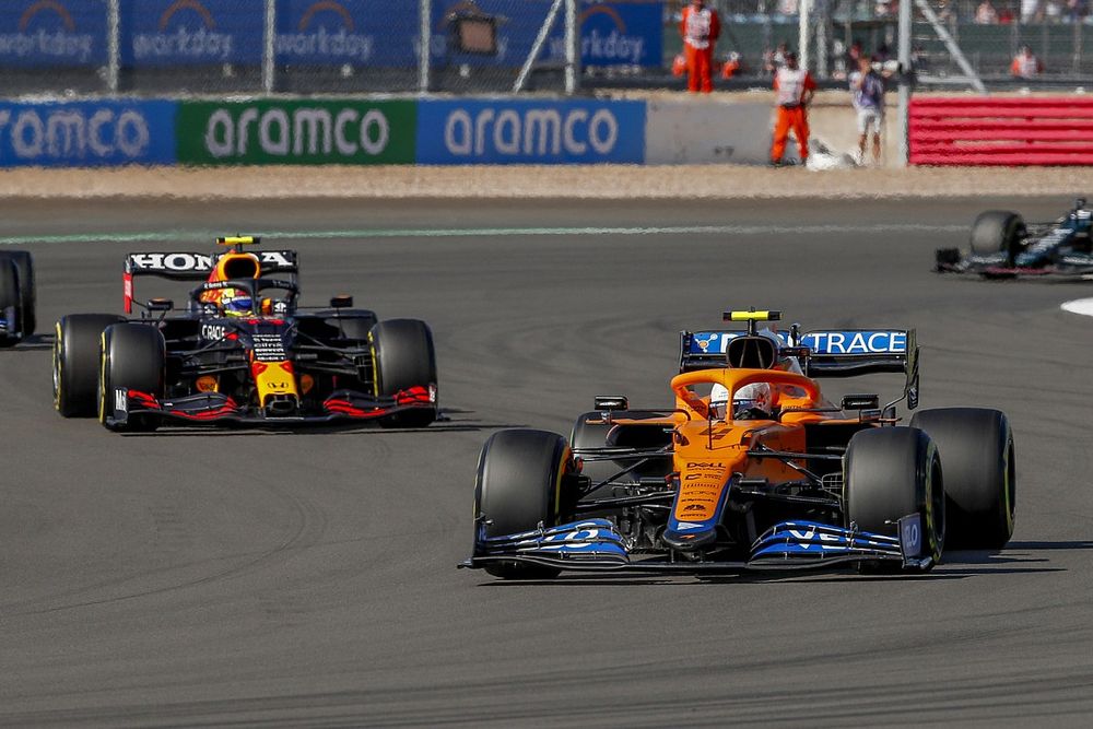 Lando Norris, McLaren MCL35M, Sergio Pérez, Red Bull Racing RB16B, Daniel Ricciardo, McLaren MCL35M