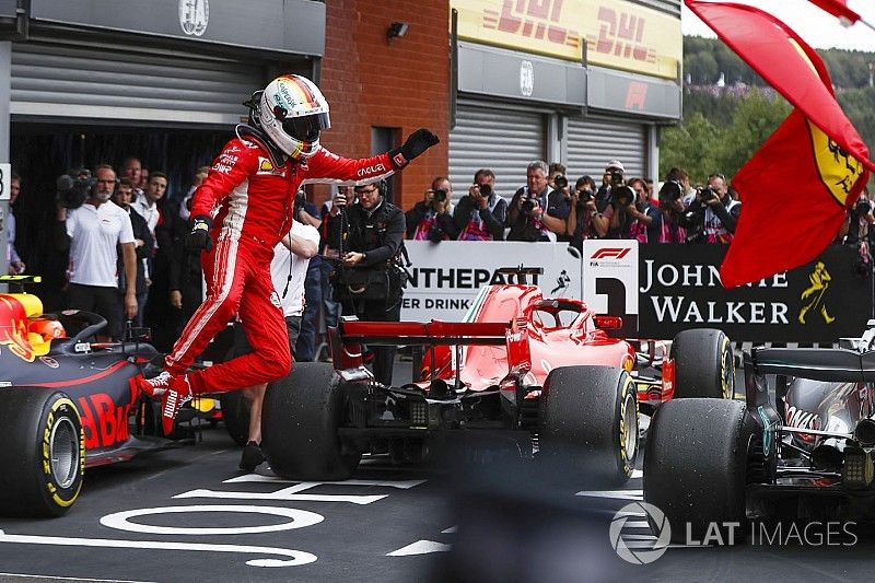 Sebastian Vettel, Ferrari SF71H, celebra la victoria con un salto en el parque cerrado
