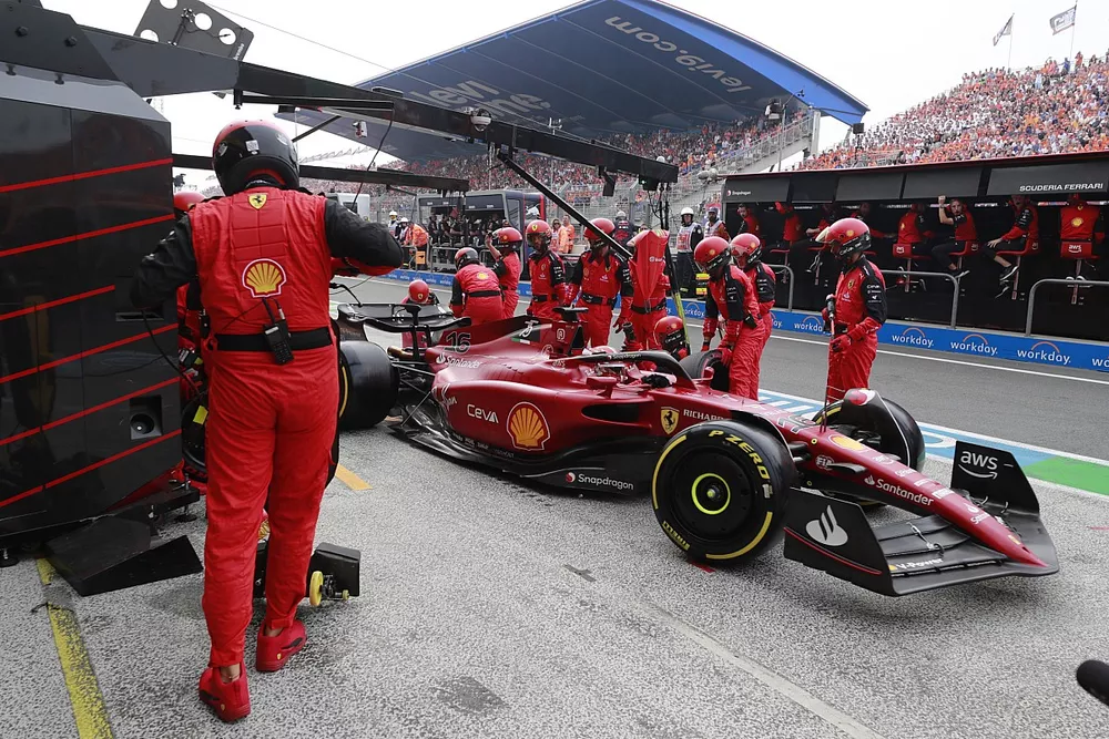 Charles Leclerc, Ferrari F1-75, verlaat zijn pitbox na een stop
