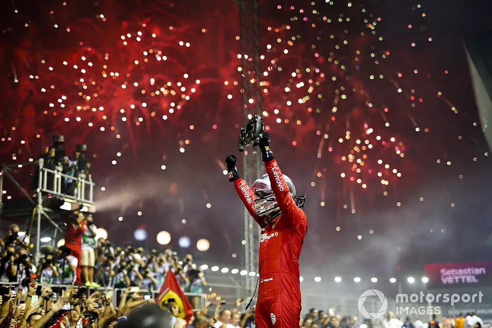 Le vainqueur Sebastian Vettel, Ferrari, fête sa victoire dans le Parc Fermé