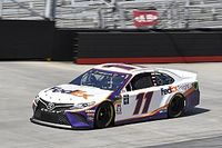 Denny Hamlin con la pole en Bristol y Suárez 18°