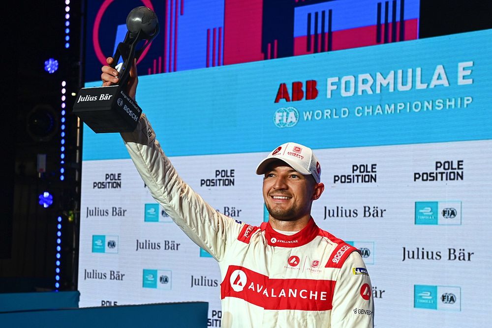 Jake Dennis, Andretti Motorsport, con el premio Julius Baer Pole Position